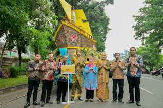 Bupati Kasmarni Hadiri Kirab Budaya, Sempena HUT Ke-44 Dekranasda Di Kota Surakarta