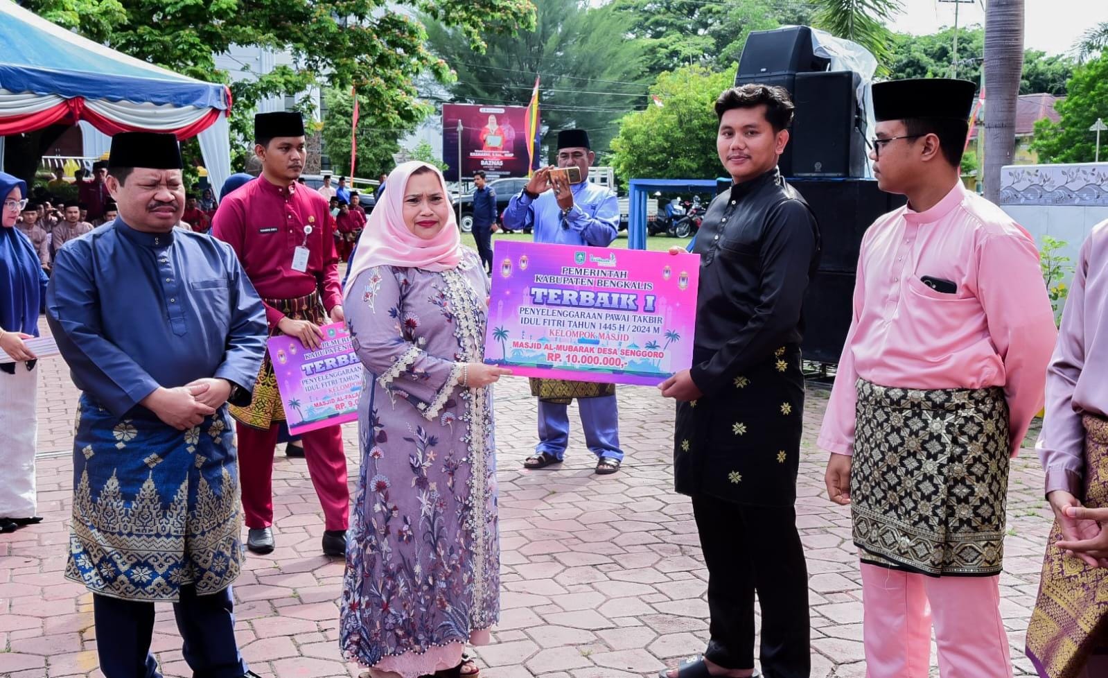 Bupati Bengkalis Serahkan Lomba Pemenang Lampu Colok dan Pawai Takbir 2024