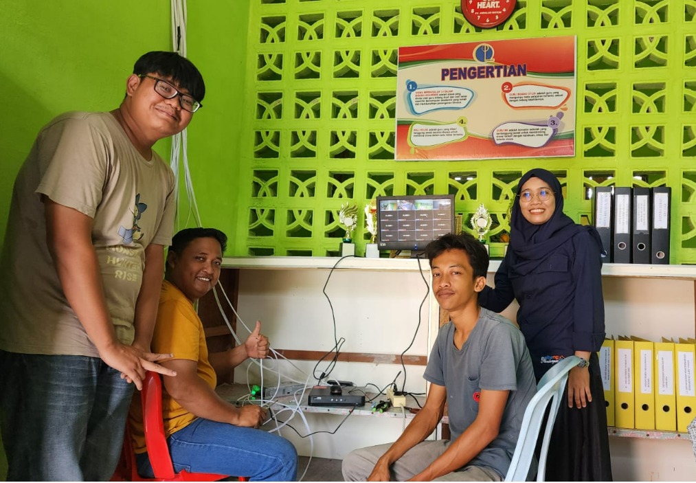 Pengabdian Masyarakat Dosen Polbeng Terapkan CCTV di SMKN 1 Bengkalis