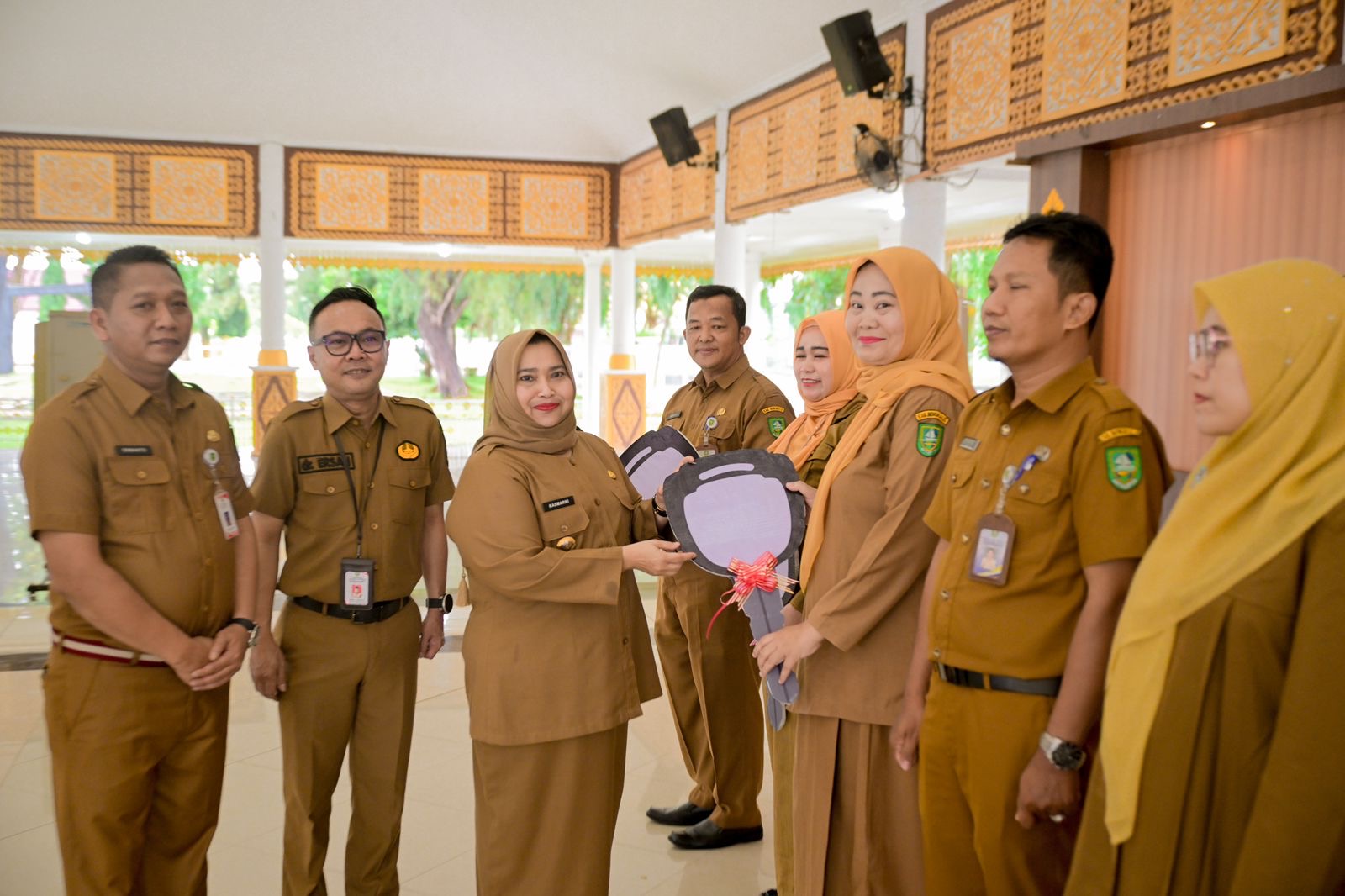 Bupati Kasmarni Terus Optimalkan Pelayanan Kesehatan Masyarakat, 7 Unit Ambulance Diserahkan ke Puskesmas