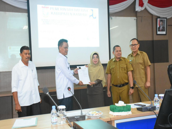 Lakukan Serah terima Dokumen Hibah Pelebaran Jalan Nasional, PJ Sekda Kampar Berharap Pelebaran Jalan Ini Dapat Dirasakan Oleh Masyarakat.