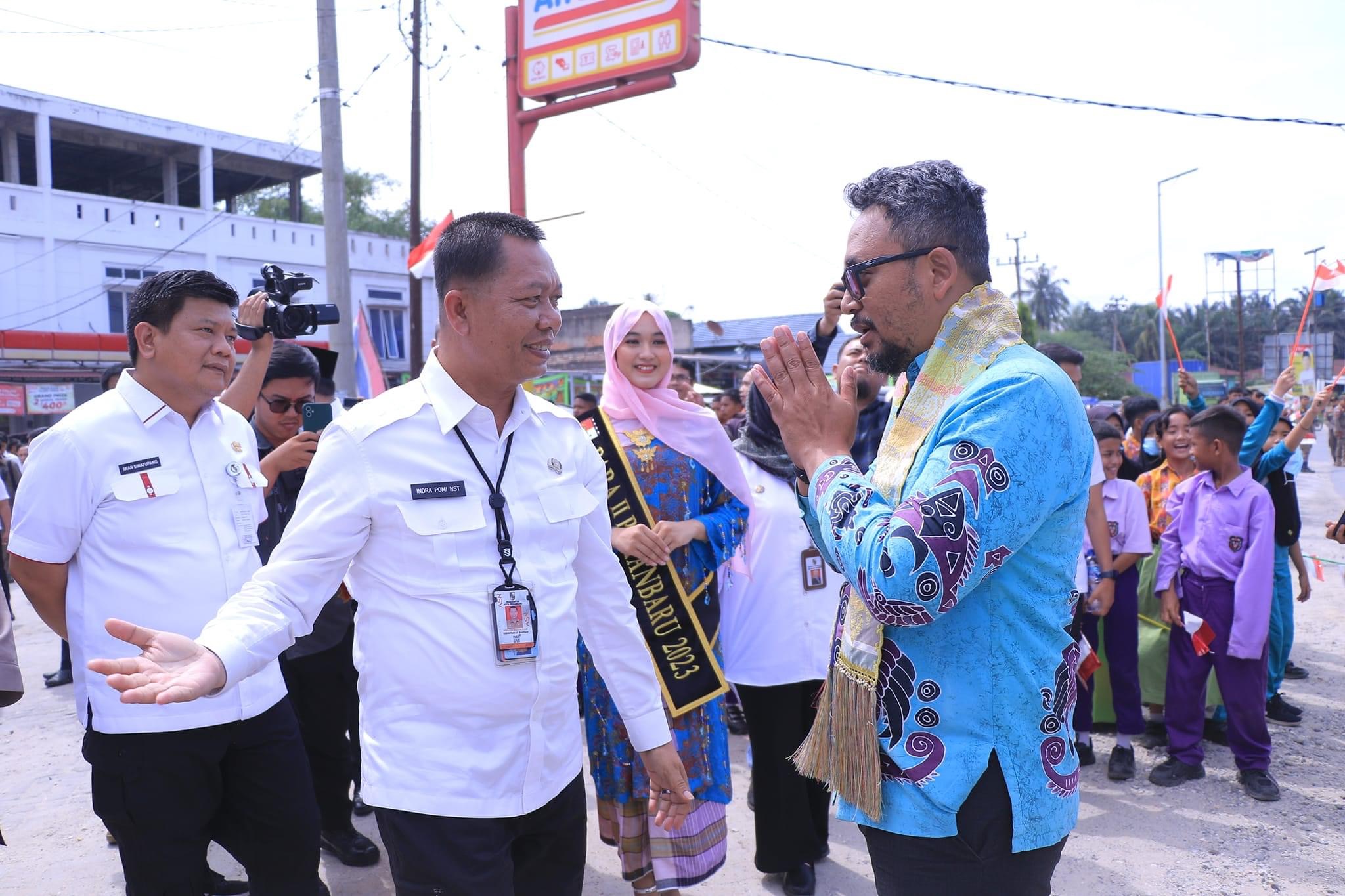 Sekdako Pekanbaru Sambut Tim Roadshow Bus KPK di Perbatasan Pelalawan