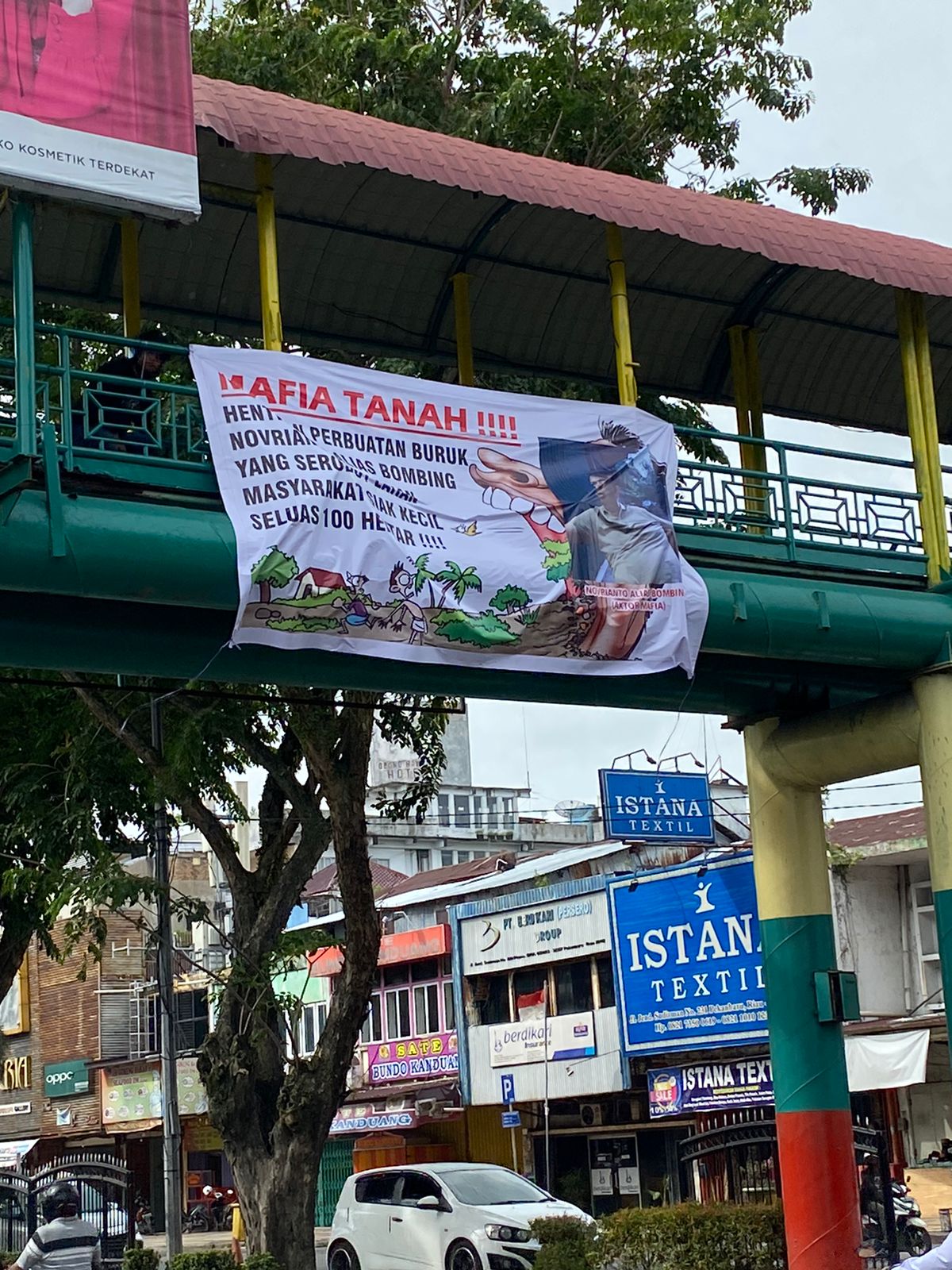 Spanduk penampakan atas harapan masyarakat Siak Kecil tersebut tersebar di sekitar titik Kota Pekanbaru