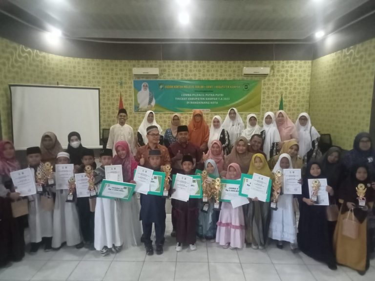 Rausan Fikri Azzur. P dari Bangkinang Kota dan Sabrini Ramadhani dari Kecamatan Tambang Sabet Juara I Pildacil BKMT Kampar.