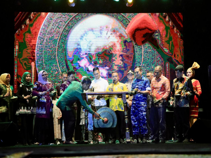 Pesta Rakyat “Kampar Dihati” Resmi Dibuka Bupati dan Wakil Bupati Kampar, Ribuan Masyarakat Padati Lapangan Merdeka Bangkinang