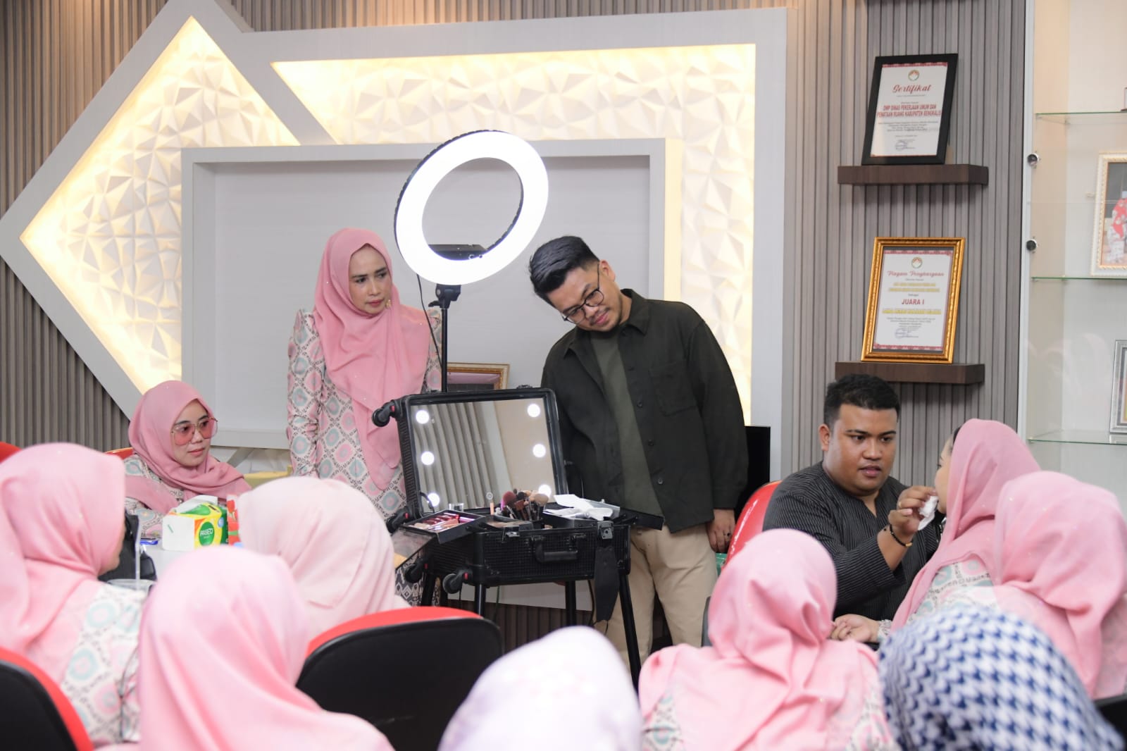 Tampil Lebih Menarik, DWP Unit PUPR Gelar Pelatihan Make Up Bagi Anggota