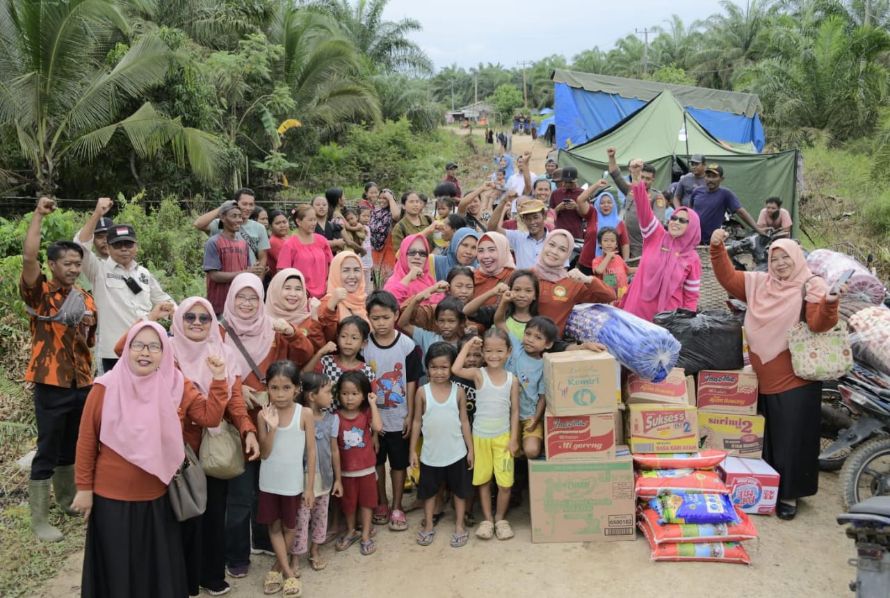 Peduli Korban Banjir, DWP Bengkalis Terjang Banjir Demi Salurkan Bantuan
