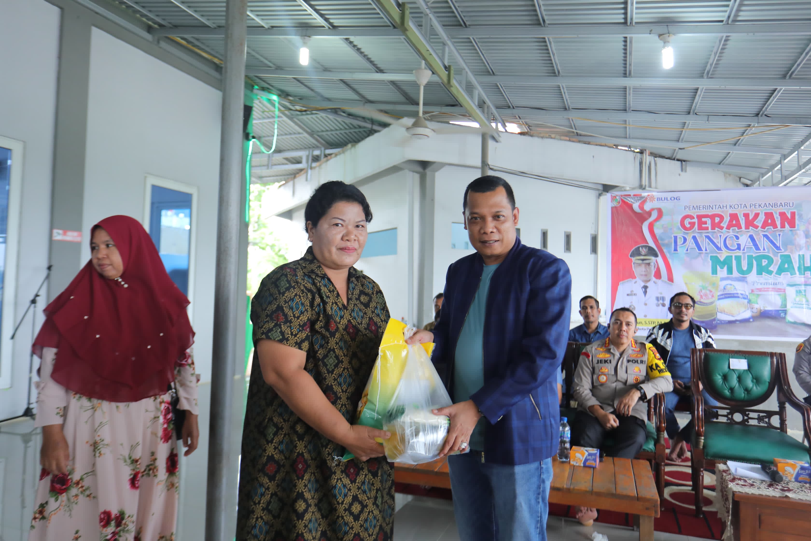 Warga Sungai Sibam Serbu Pasar Murah Pemko Pekanbaru