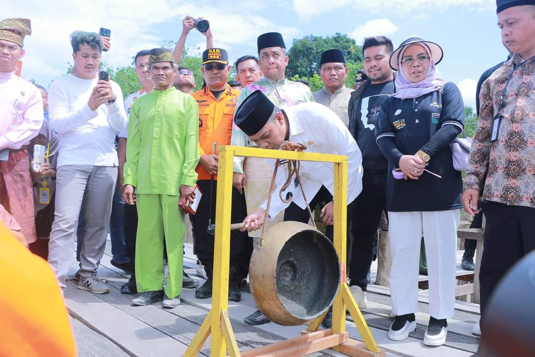 Pj Wali Kota Pekanbaru Buka Festival Pacu Sampan Pulau Semut