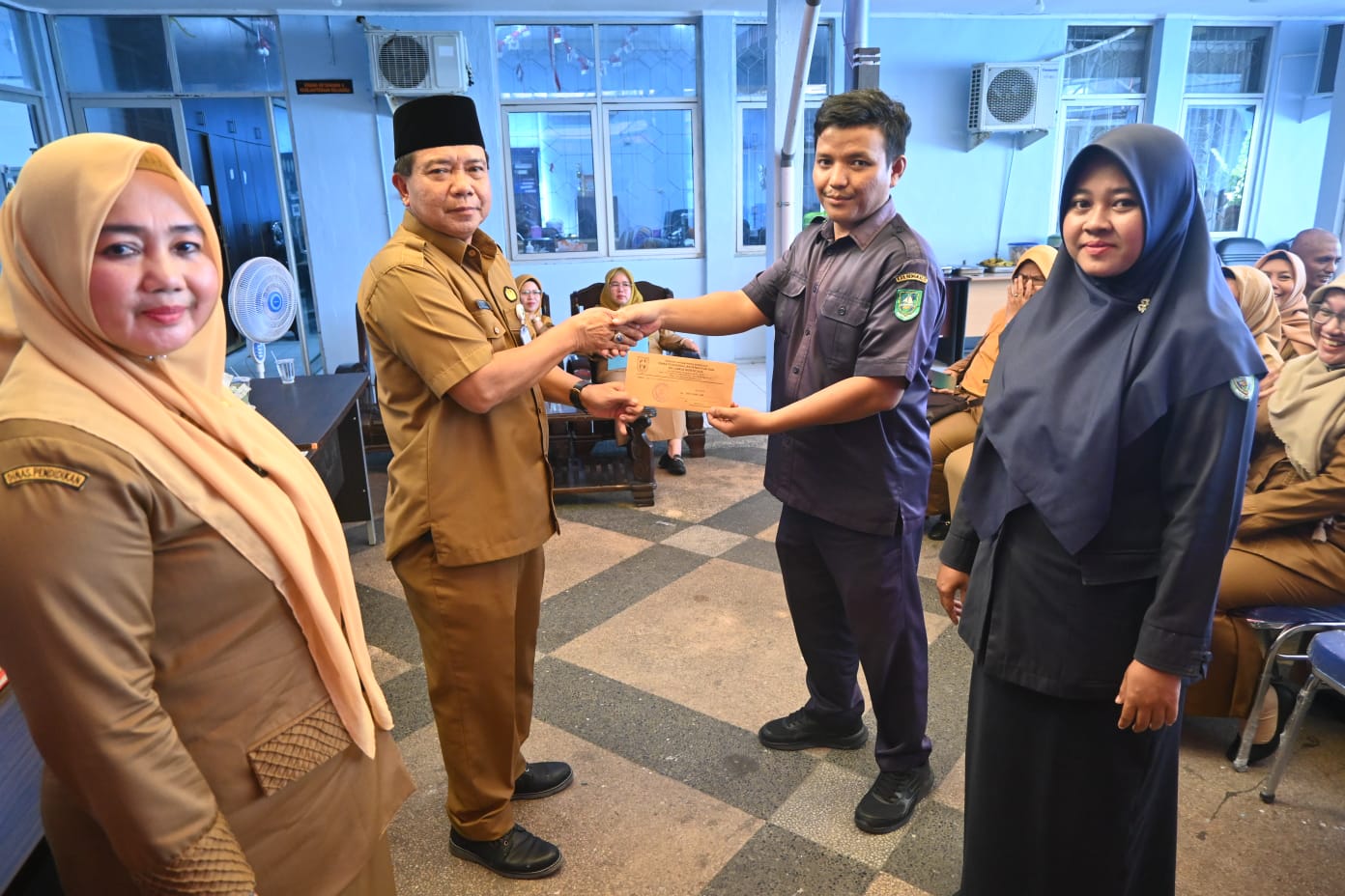 Disdalduk KB Serahkan SK Tenaga Honorer dan Tim Bangga Kencana