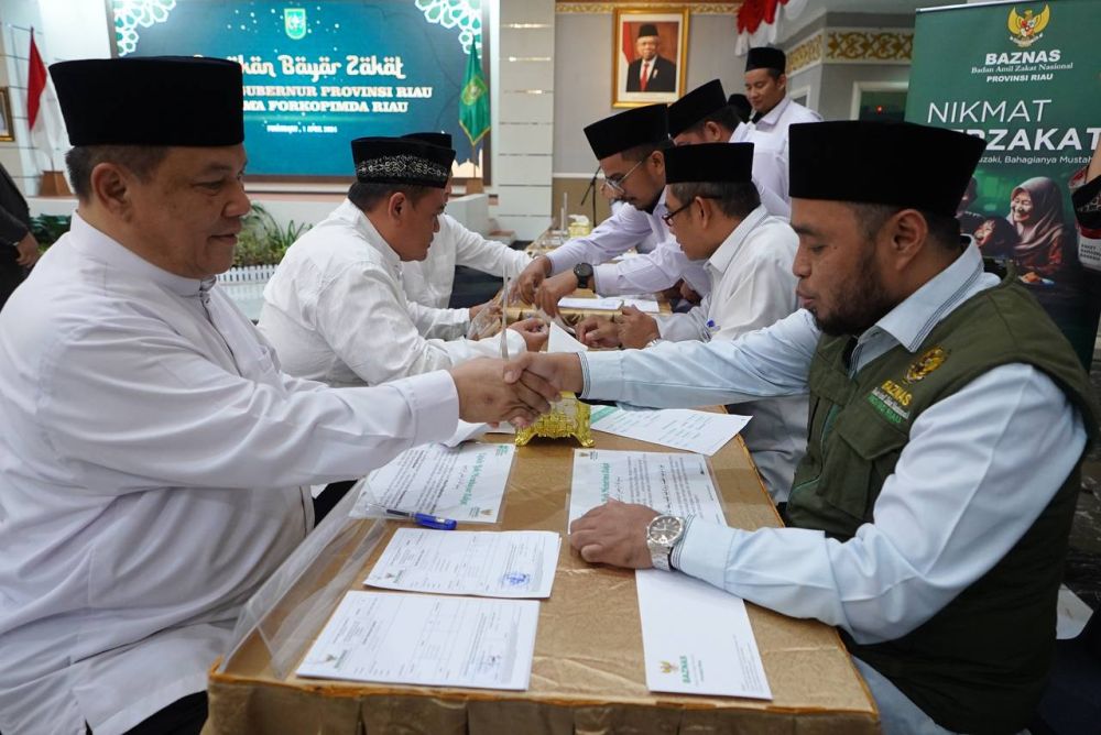 Pj Gubri Serahkan Zakat ke Baznas Riau