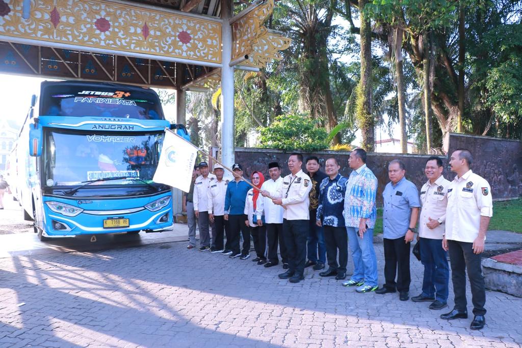 Sekdako Lepas Kontingen Pekanbaru ke Penas KTNA di Padang