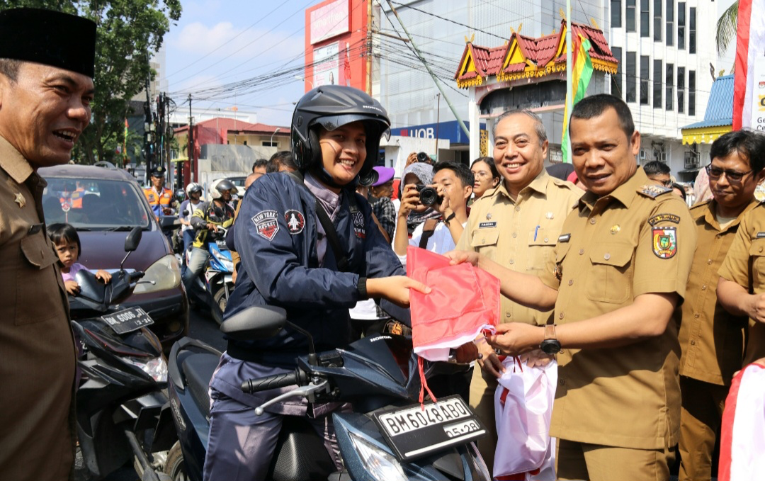 Hari ini, Pemko Pekanbaru Bagikan 1.000 Bendera Merah Putih Kepada Masyarakat