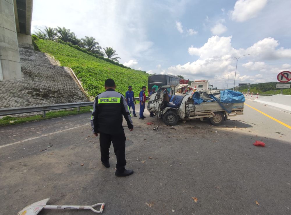Pickup Bermuatan Durian Tabrak Truk di Tol Pekanbaru-Dumai, 1 Penumpang Tewas
