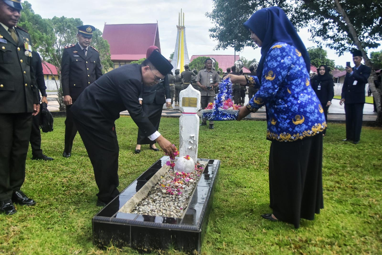 Peringati Hari Pahlawan, Pjs Bupati Bengkalis Tavip Ziarah ke Makam Pahlawan