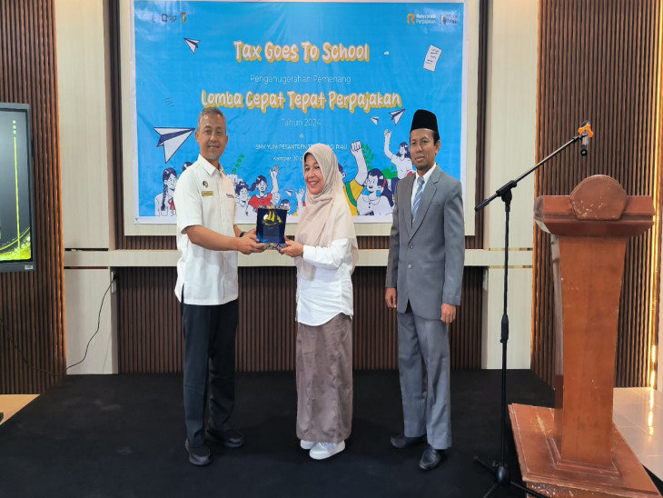 Ka.Bappenda Kab.Kampar Ir.Kholidah Berikan Penghargaan Pada Pemenang Lomba Cepat Tepat Perpajakan.