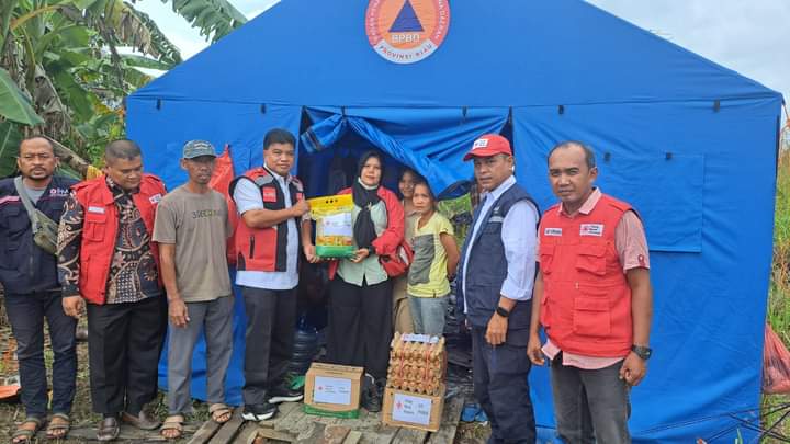PMI Pekanbaru Salurkan Bantuan Sembako Bantu Warga Terdampak Banjir di Rumbai