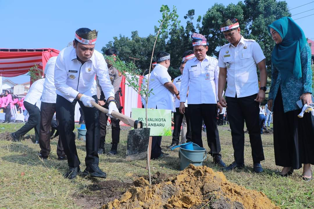 Rangkaian Peringatan HUT RI ke-78, Pj Wali Kota Pekanbaru Ikuti Tanam Pohon Serentak