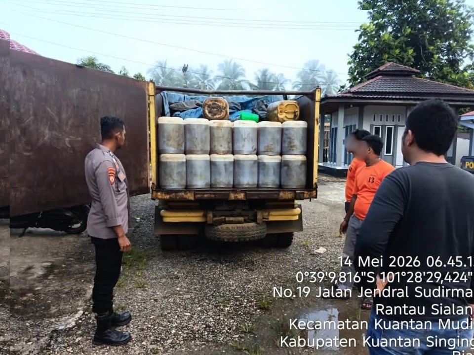 Polres Kuansing Amankan Dump Truck Muat 180 Jerigen Solar Ilegal