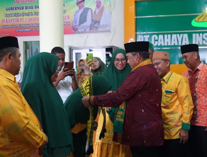 Lepas Keberangkatan 30 Jemaah Umroh, Plt Gubri Minta Doa Agar Riau Semakin Maju